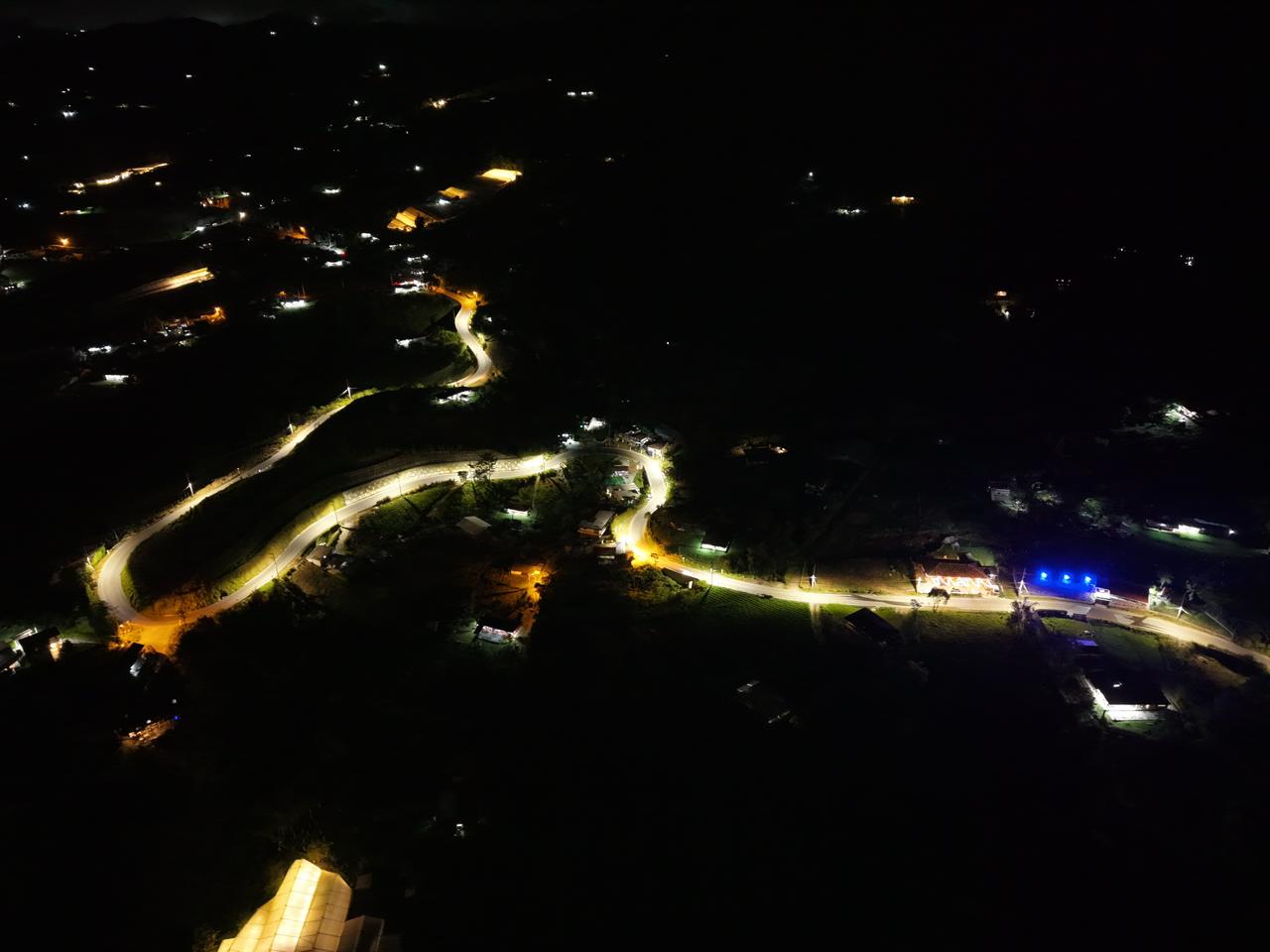 La vía El Carmen de Viboral - El Santuario es más segura gracias a la instalación de más de 400 luminarias LED por parte de la Gobernación de Antioquia